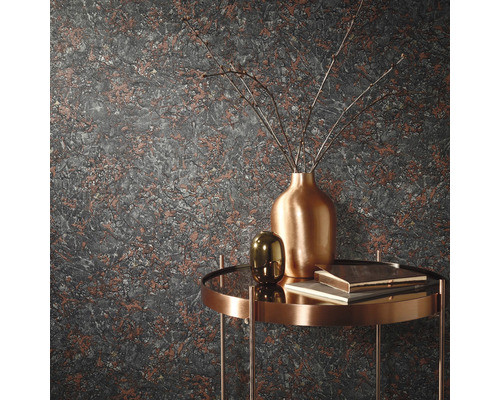 Tapet med abstrakta mönster bakom ett bord med vaser