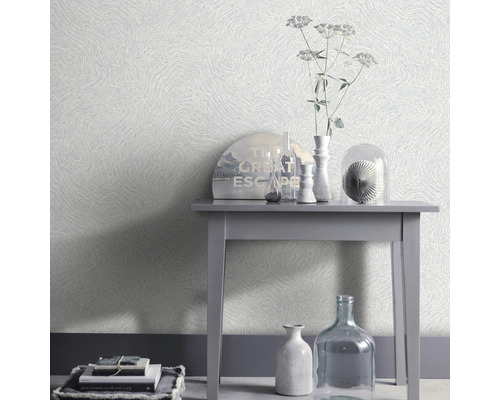 Tapet med suddigt mönster i vardagsrum med bord och dekoration