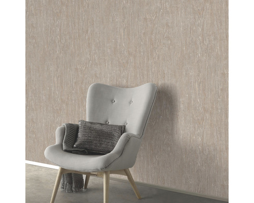 Scen med tapet med trästruktur och fåtölj