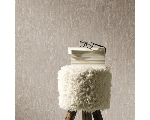 Tapet med träådring, glasögon på bokstapel på en pall