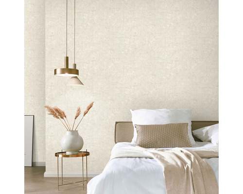 Sovrum med beige mönstrad tapet, säng och sidobord med dekoration