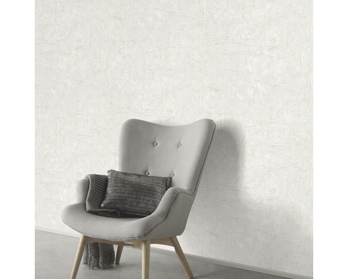 Rums vy med strukturtapet och fåtölj