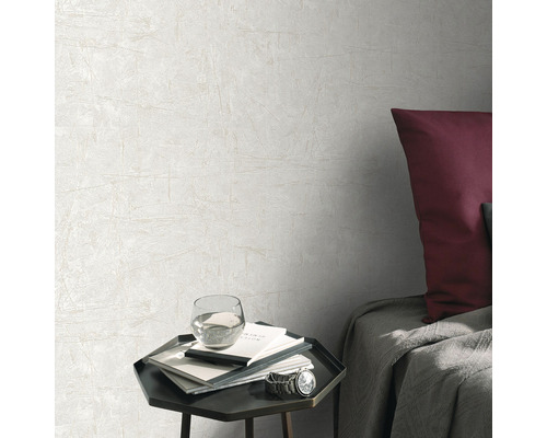 Ljust rum med mönstrad tapet, sängbord och säng