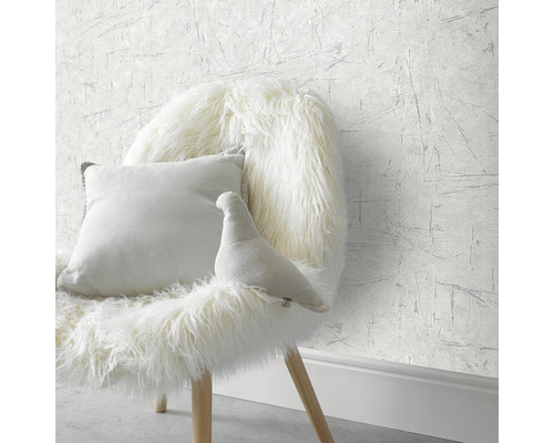 Mönstrad tapet med fåtölj, kudde och dekorativ figur