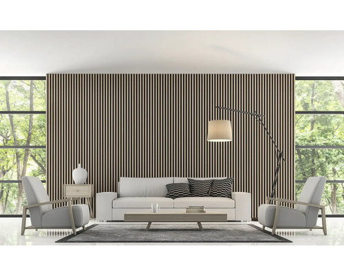 Vardagsrum med trälamellvägg, soffa, fåtöljer och golvlampa