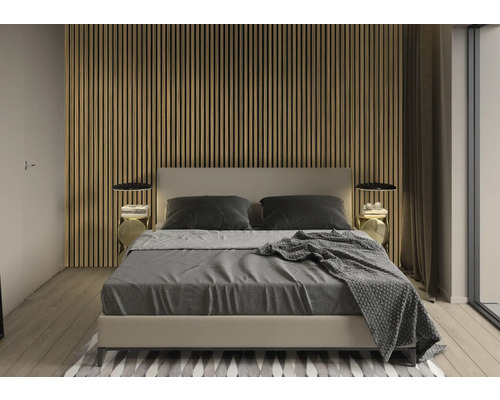 Sovrum med dubbelsäng, sängbord och träpanelvägg