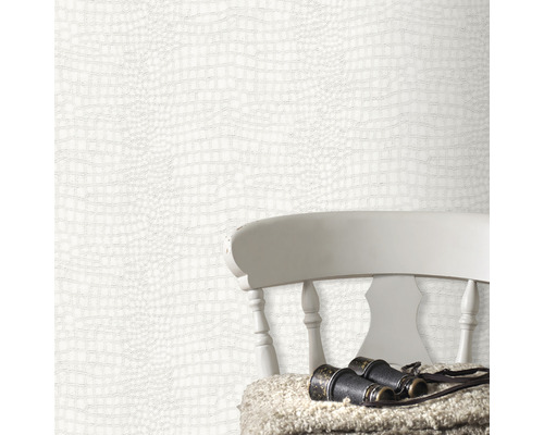 Tapet med krokodilläderlook i arrangemang med stol och kikare