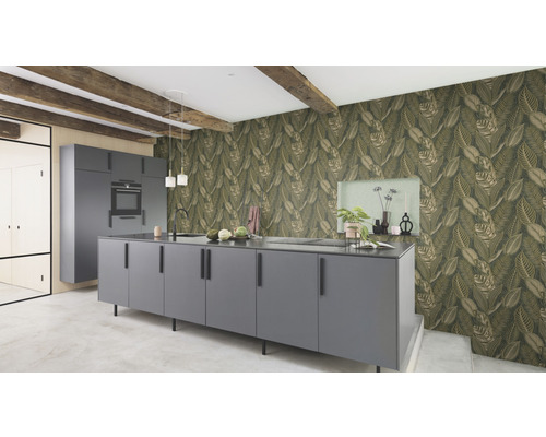Modernt kök med grå skåp och blad mönstrad tapet