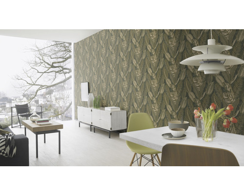 Vardagsrum med blad tapet, matbord, skänk och stort fönster