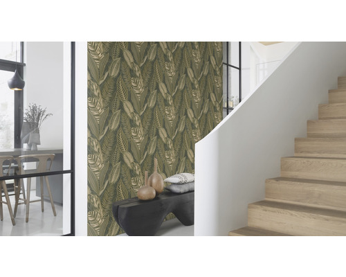 Hall med bladmotivtapet, trappa och sittbänk