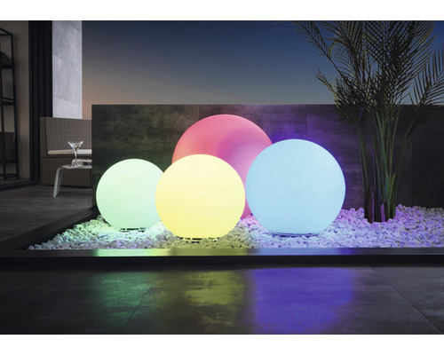 Dekorativ trädgårdsbelysning med runda lampor på grusbädd