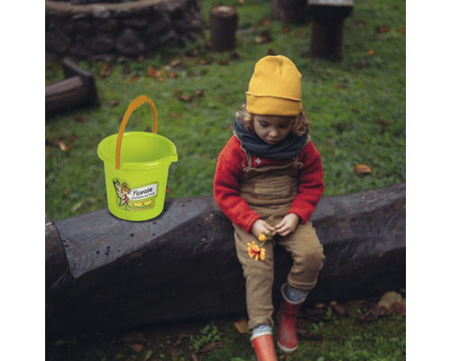 Hink av plast med handtag och tryck bredvid ett barn