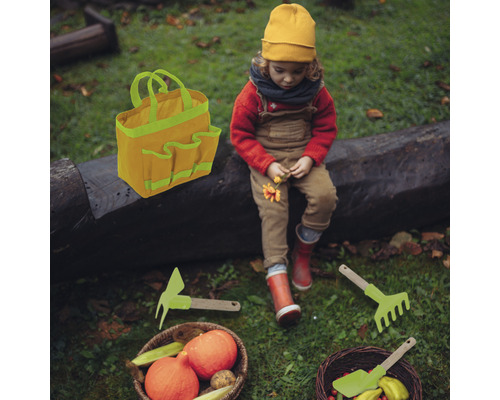 Scen med trädgårdsredskap, en väska och ett barn som sitter på en trädstam