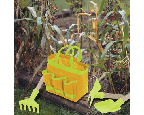 Trädgårdsscen med trädgårdsredskap väska, kratta, hacka och spade.