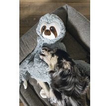 Hund vilar med en sengångarhundleksak på en hundsäng.