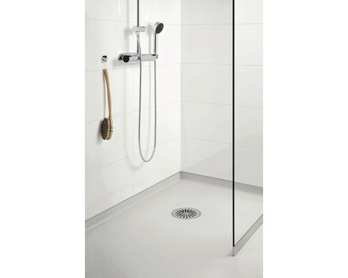 Dusch i marknivå med duschhuvud, duschstång, duschkabin och avlopp