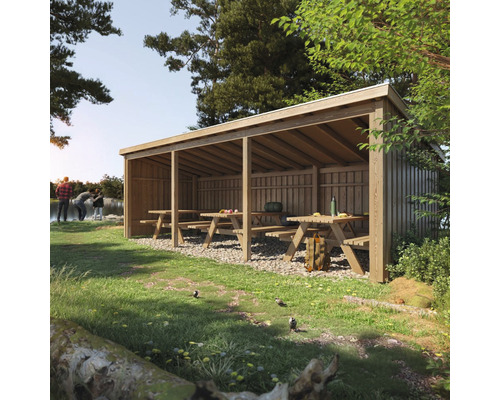 Träpaviljong med picknickbord i en naturlig miljö