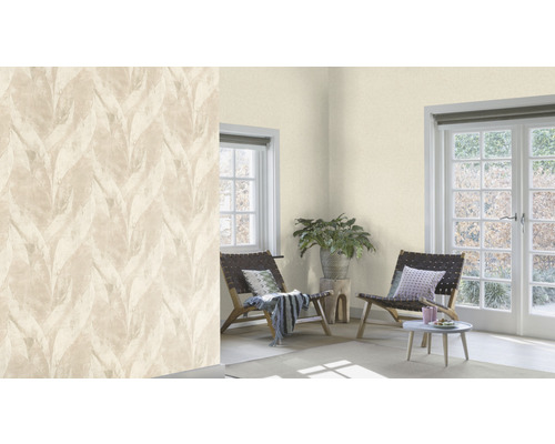 Dekorerat rum med tapet med bladmönster, stolar, bord och krukväxt.