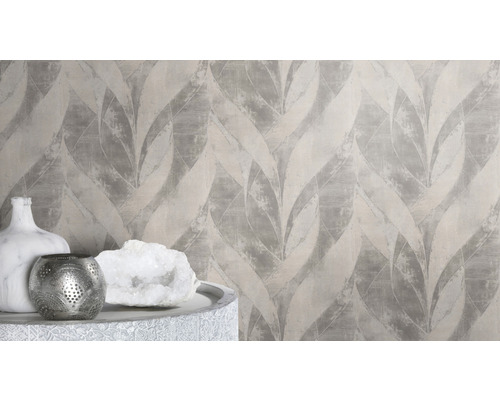 Rum med tapet med bladmönster, dekorativ vas och ljuslykta