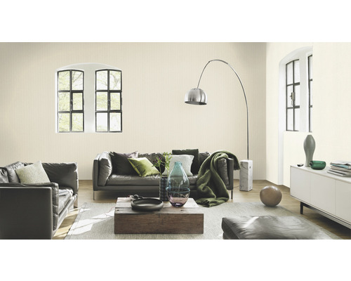 Vardagsrum med lädersoffa, träbord och golvlampa i dagsljus