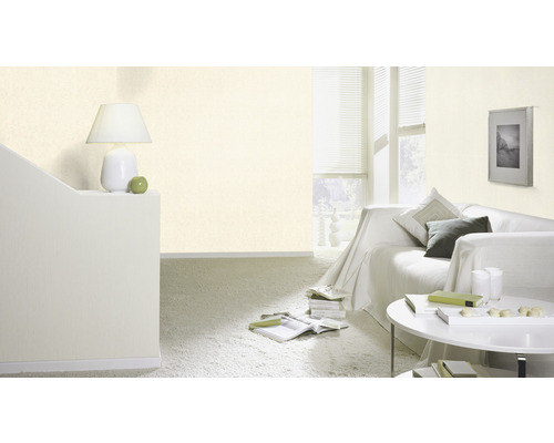 Vardagsrum med tapeter, soffa och bord för en ljus och vänlig atmosfär