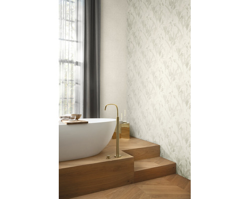 Badrum med badkar, armatur och mönstrad tapet