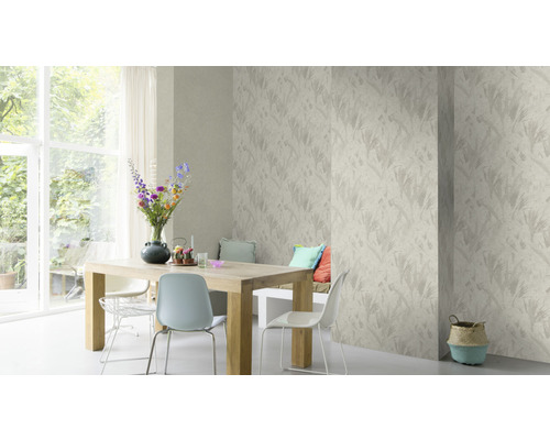 Matsal med mönstrad tapet, matbord och stolar