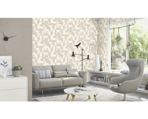 Ljust vardagsrum med geometrisk tapet, soffa och fåtölj