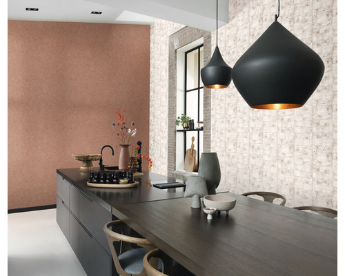 Ljust kök med köksö, hängande lampor och olika dekorativa föremål