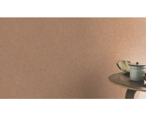 Dekorativ vägg med prydnadsföremål på ett sidobord