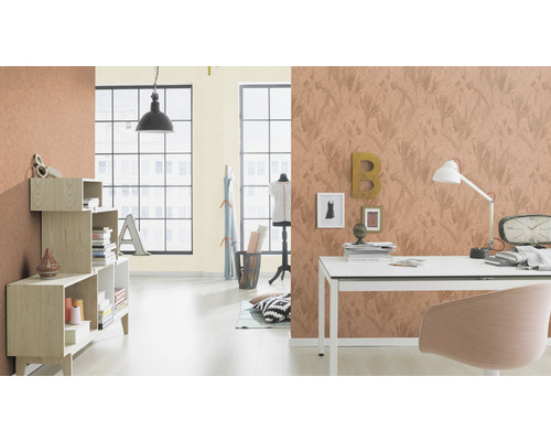 Vardagsrum med hyllsystem, skrivbord och mönstrad tapet