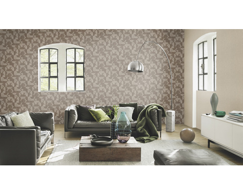 Vardagsrum med tapeter i geometriskt mönster, lädersoffor, golvlampa och vit skänk