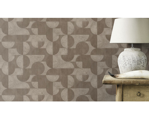 Rum med geometrisk tapet, lampa och bord