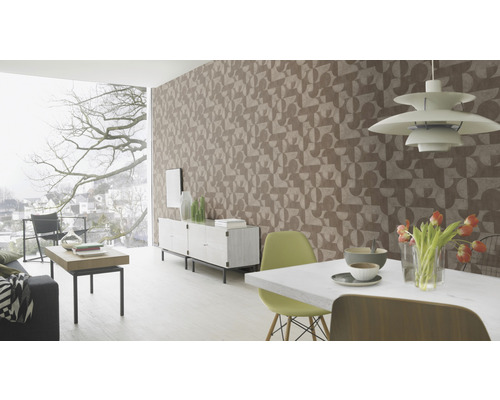 Vardagsrum med mönstrad tapet, matbord och fönster