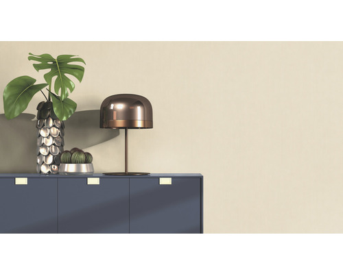 Dekorativt arrangemang med bord, lampa, vas och krukväxter på byrå