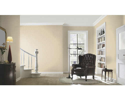 Ljust vardagsrum med tapet, fåtölj och trappa