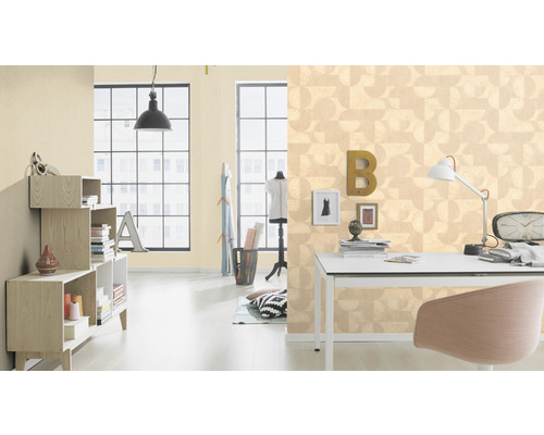 Ljust rum med skrivbord, stol och hyllor framför en vägg med geometriskt tapetmönster