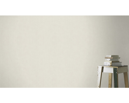 Väggdesign med grovfibertapet och bokstapel