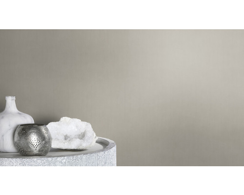 Dekorativ scen med marmorvas, ljusstake och kvarts på ett bord