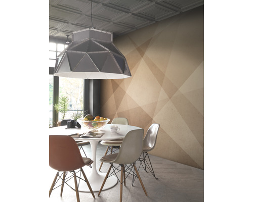 Matsal med matbord, stolar och geometrisk tapet