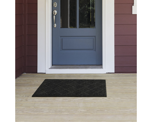 Dörrmatta framför en ytterdörr på en veranda