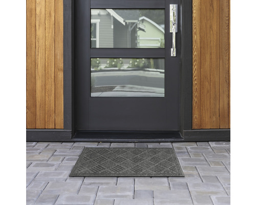 Dörrmatta framför en ytterdörr med fönster