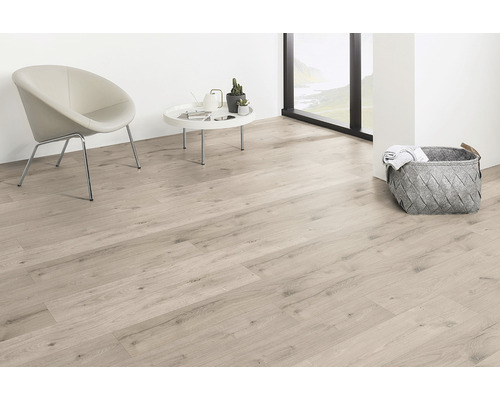 Ljust rum med laminatgolv, stol, bord och dekoration