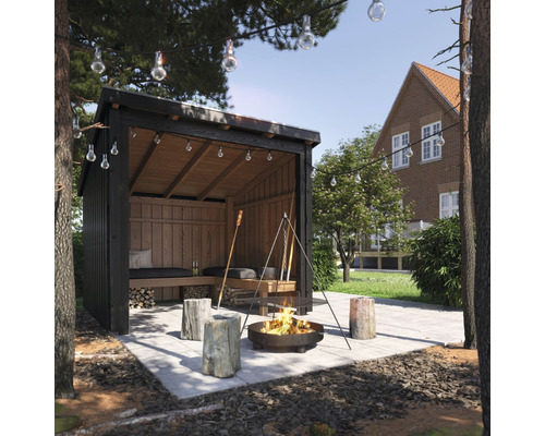 Överbyggd sittplats med eldstad och stubbpallar i trädgården