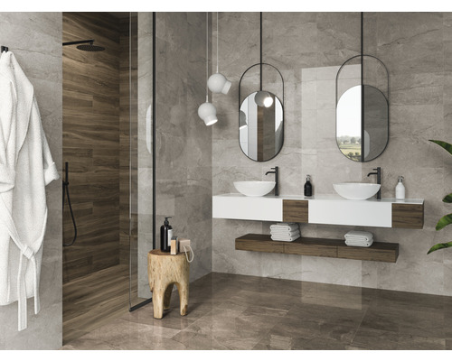 Ljust badrum med dusch, tvättställ med två handfat och speglar