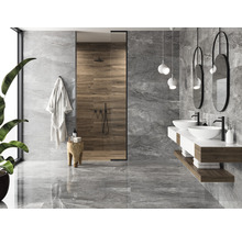 Modernt badrum med gråa plattor, dusch med trävägg, två handfat och speglar