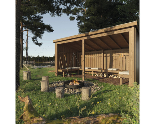 Övertäckt grillplats med sittbänkar och eldstad i trädgården