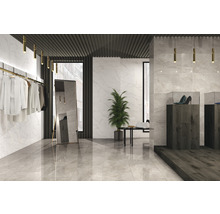 Ljust rum med marmorplattor, kläder, spegel och skor i montrar