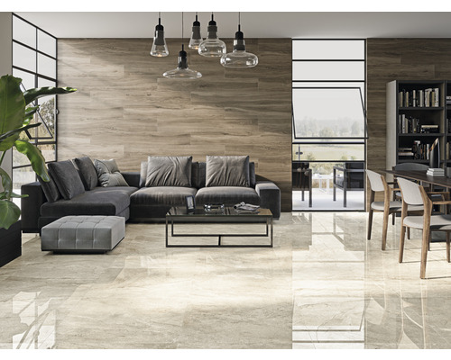 Ljust vardagsrum med soffa, bord, stolar, bokhylla, fönster och träpanel