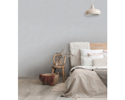 Sovrum med säng, stol och textil tapet